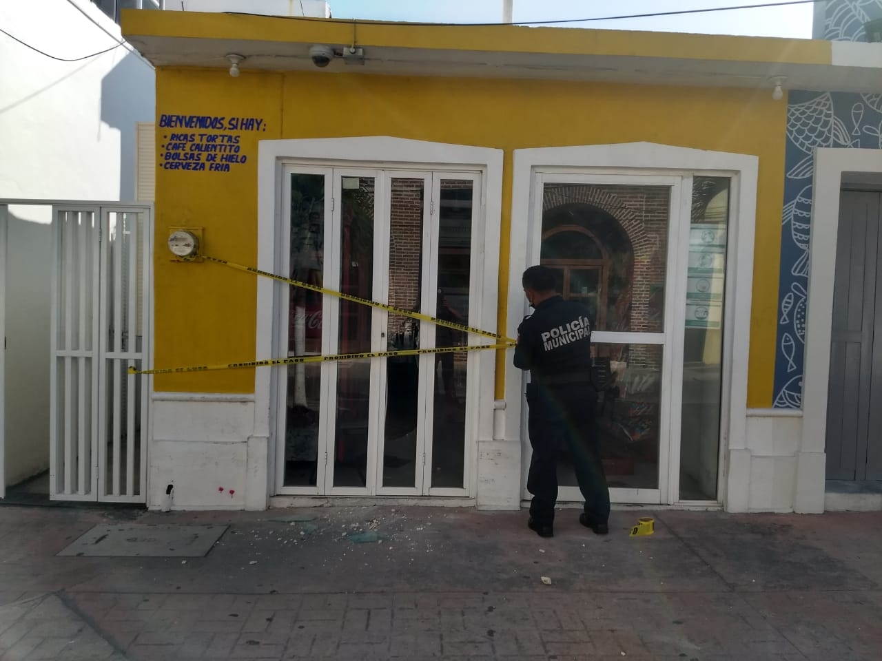 Una vecina del lugar se percató que el cristal se encontraba roto, por lo que procedió a informarle a la propietaria del establecimiento Una vecina del lugar se percató que el cristal se encontraba roto, por lo que procedió a informarle a la propietaria del establecimiento