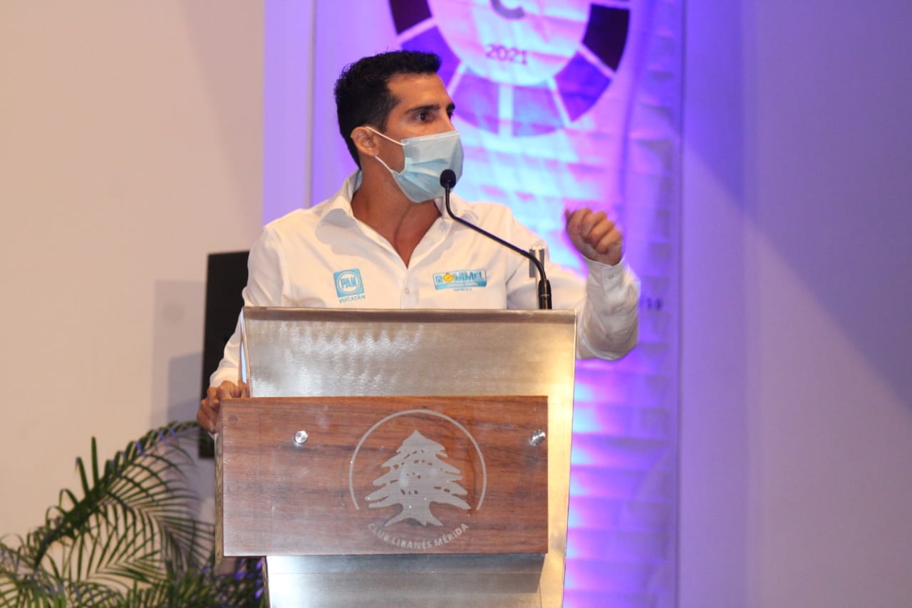 Rommel Pacheco en el foro de Conciencia, Consenso y Compromiso por Mérida