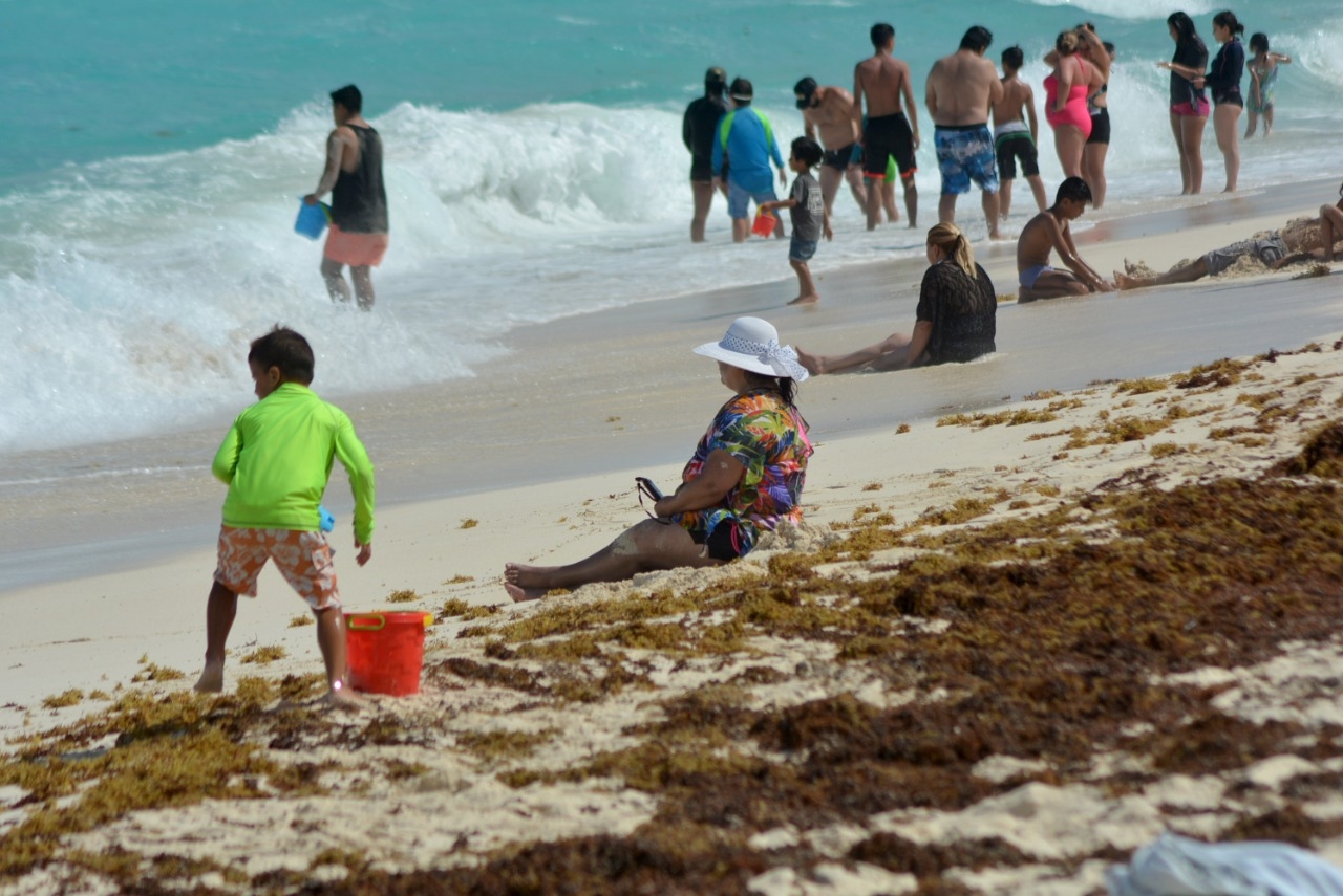 Aunque apenas es jueves, las playas de Cancún lucen repletas Aunque apenas es jueves, las playas de Cancún lucen repletas