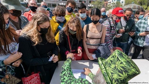 En EU ofrecen desde cerveza gratis hasta marihuana para que se vacunen En EU ofrecen desde cerveza gratis hasta marihuana para que se vacunen