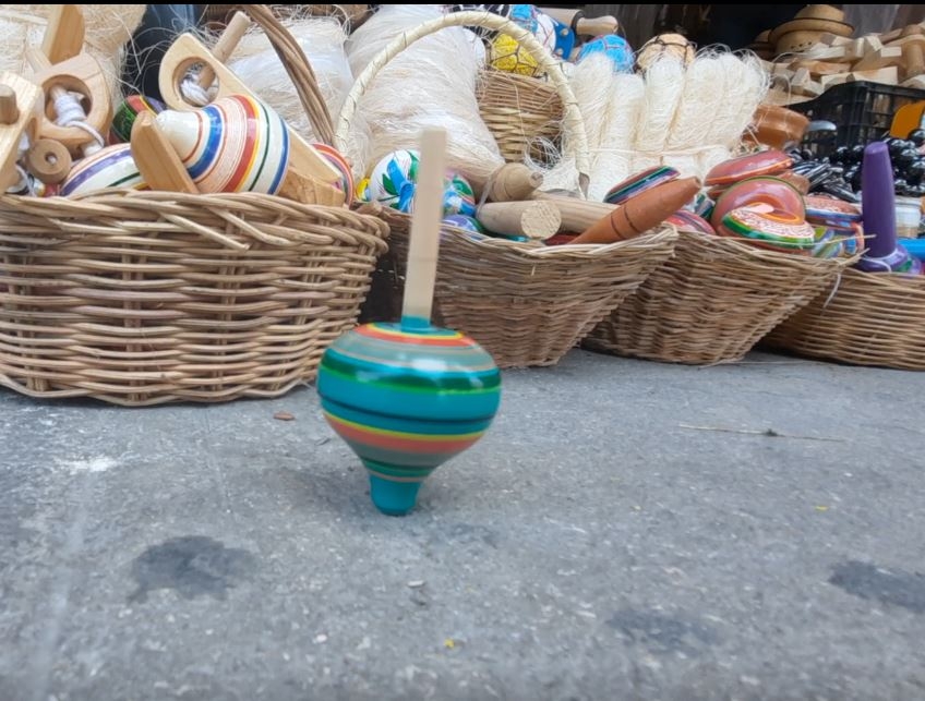 El trompo es un juguete tradicional mexicano El trompo es un juguete tradicional mexicano