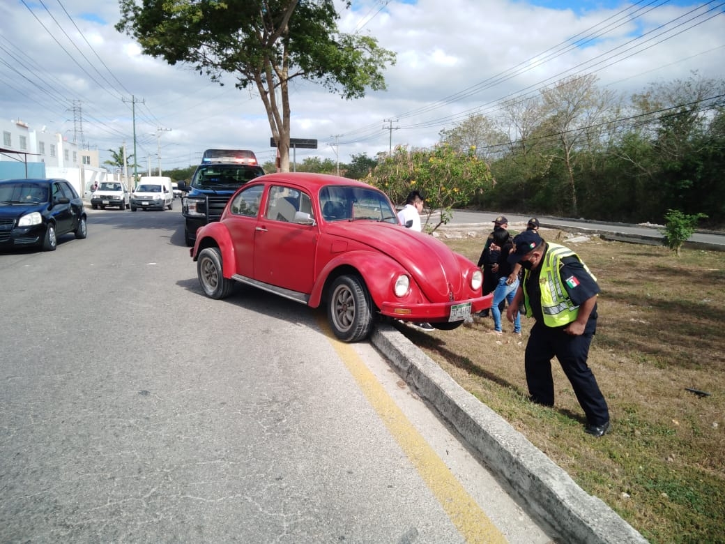 Esposan a conductor a su automóvil en Ciudad Caucel
