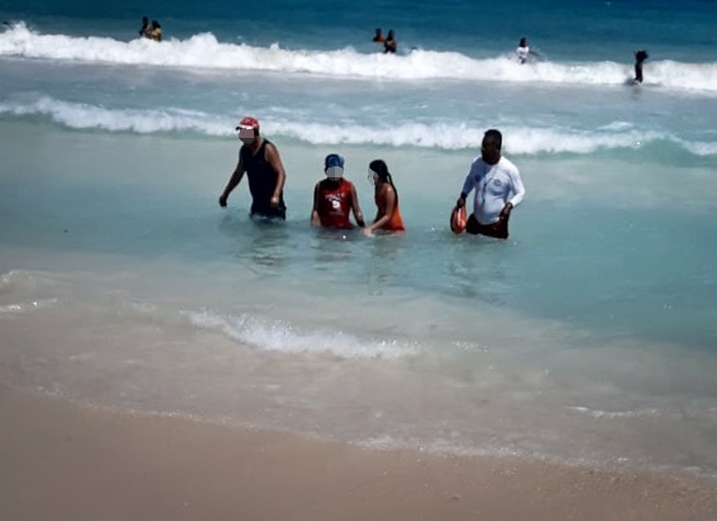 Guardavidas rescatan a niña de 10 años a punto de ahogarse en Playa del Carmen