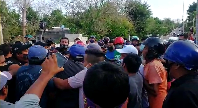 A causa del enojo de los simpatizantes, no permitían que las tres personas que estaban en el interior del camión bajaran