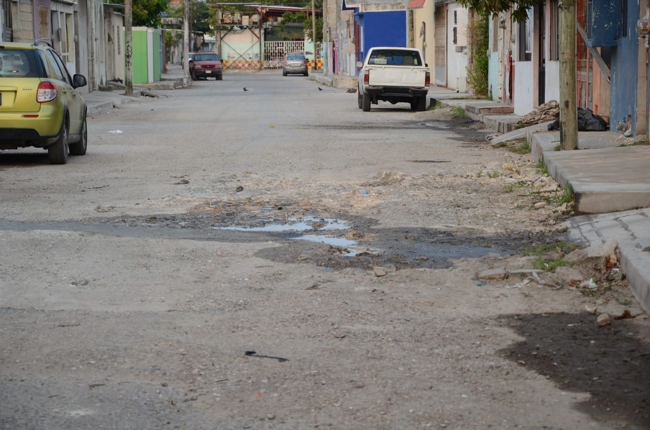 Las inundaciones también deterioran el pavimento de las calles