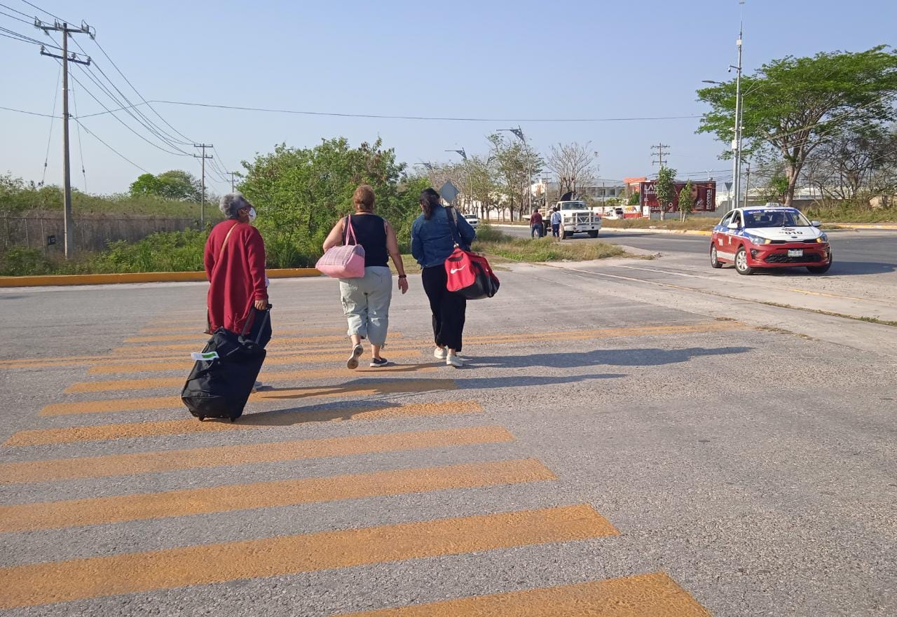 El precio de un taxi afuera del aeropuerto es la cuarta parte que uno de sitio