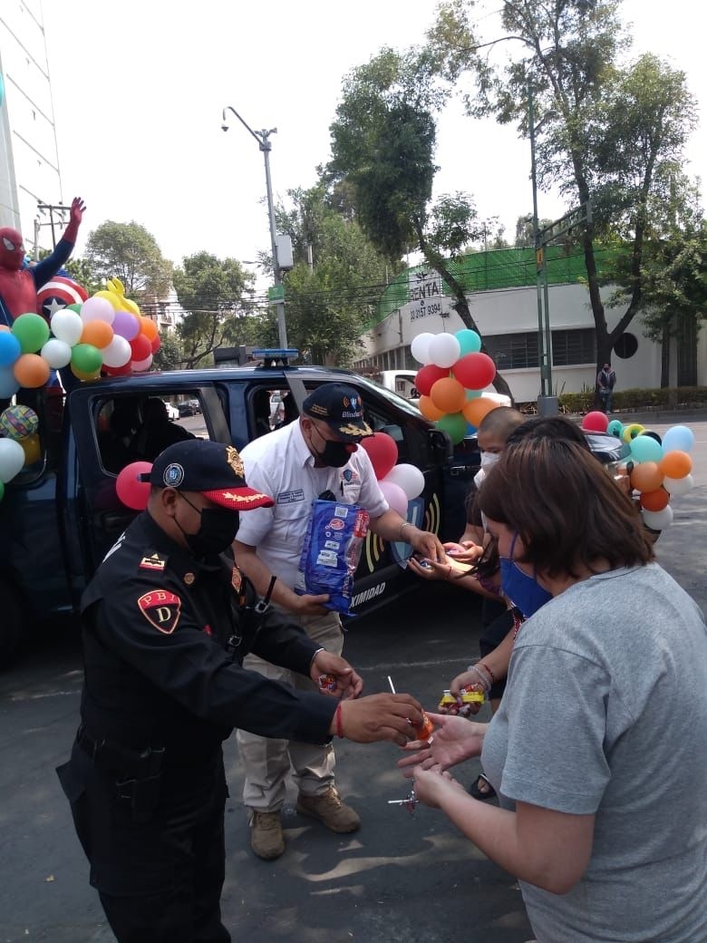 Policías capitalinos regalando dulces Policías capitalinos regalando dulces