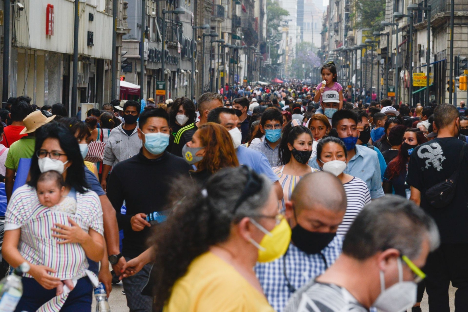 Multitudes de capitalinos en calles del Centro Histórico