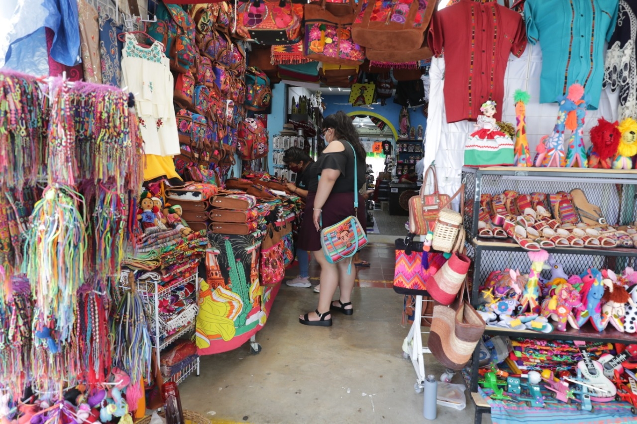 Los vendedores se esmeraron en anunciar y ofrecer su producto al mejor precio Los vendedores se esmeraron en anunciar y ofrecer su producto al mejor precio