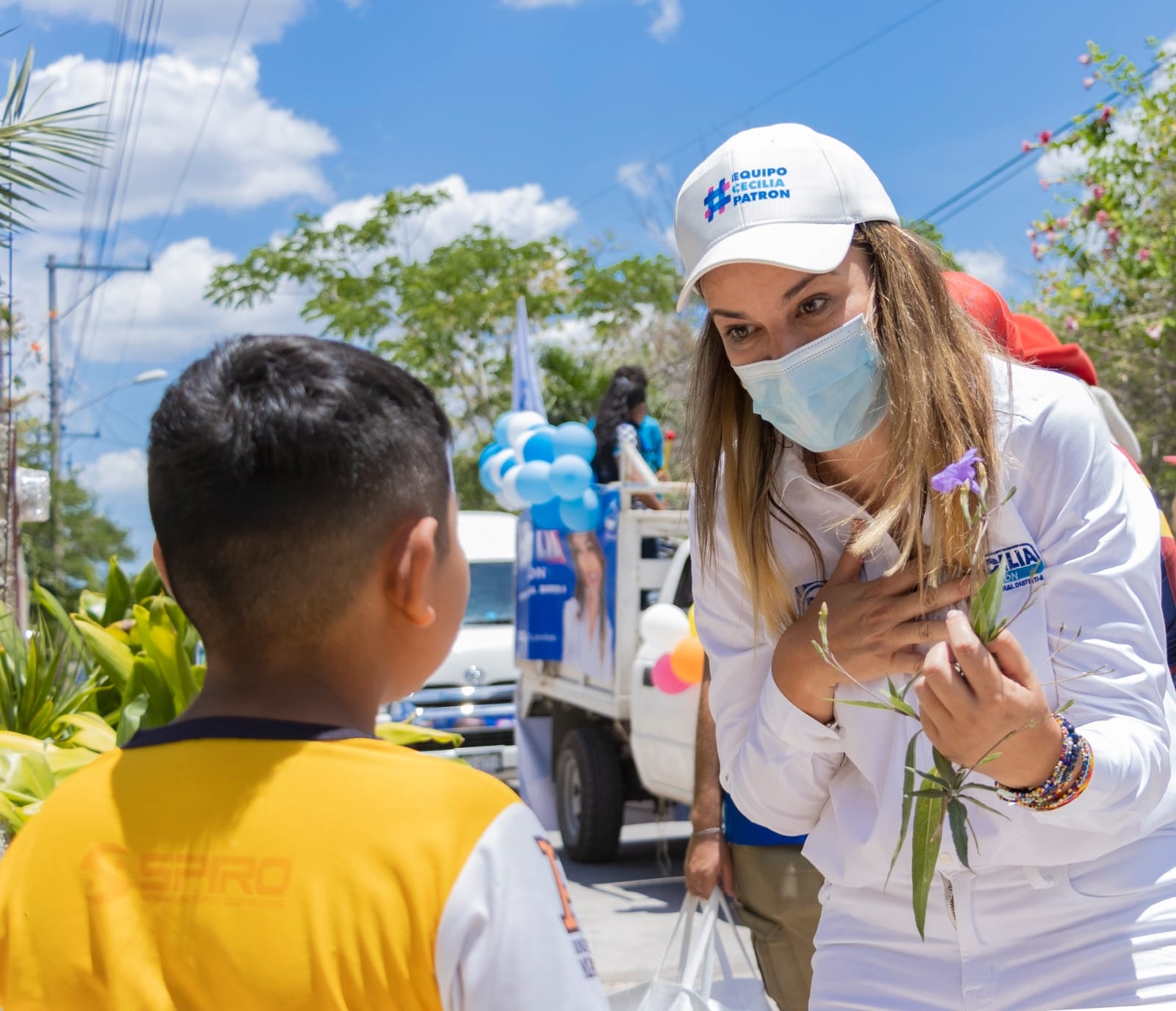 Cecilia Patrón obsequió a los niños dulces y golosinas en Chablekal