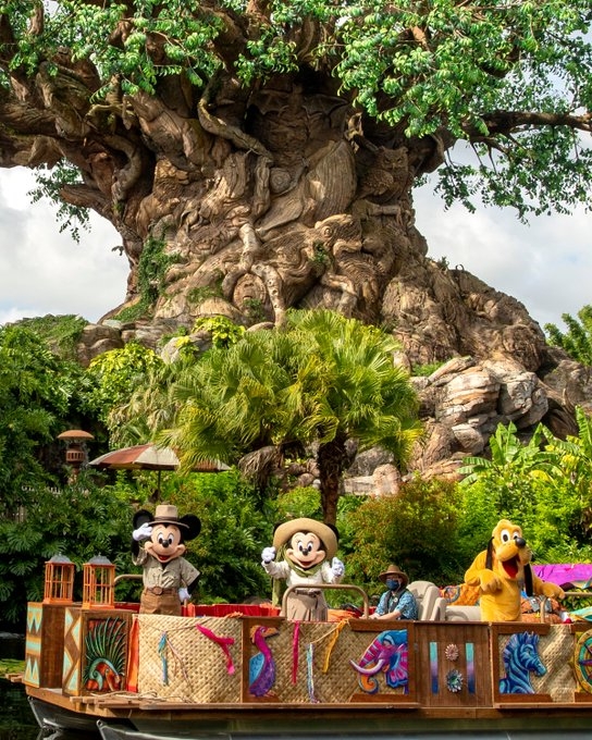 Dentro del parque, el aforo está limitado al 25% de su capacidad, y sólo los residentes de California que tengan reserva pueden entrar en grupos restringidos a tres hogares Dentro del parque, el aforo está limitado al 25% de su capacidad, y sólo los residentes de California que tengan reserva pueden entrar en grupos restringidos a tres hogares