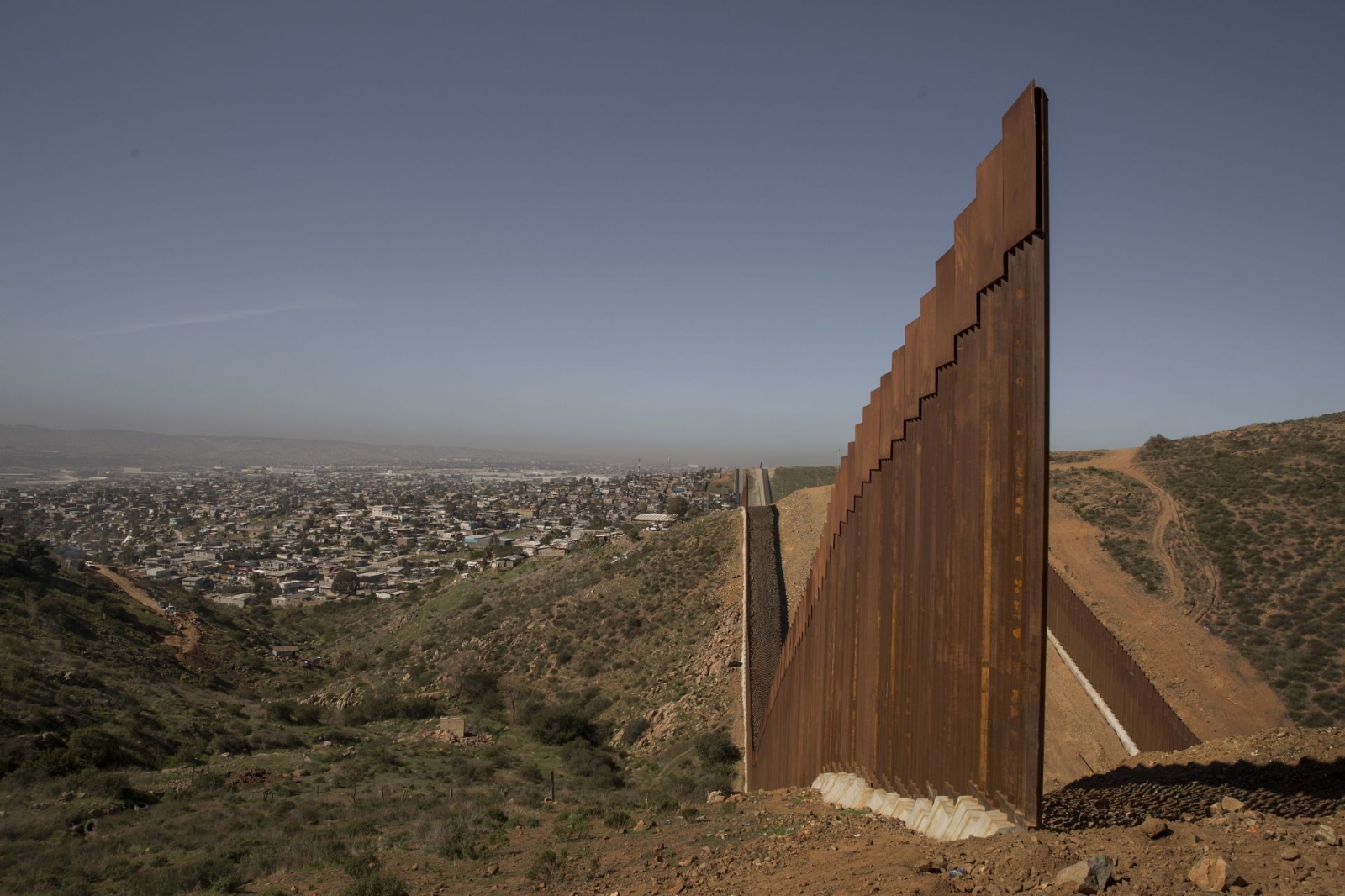 Estados Unidos amplía el muro fronterizo con México, anuncia la Secretaria de Seguridad