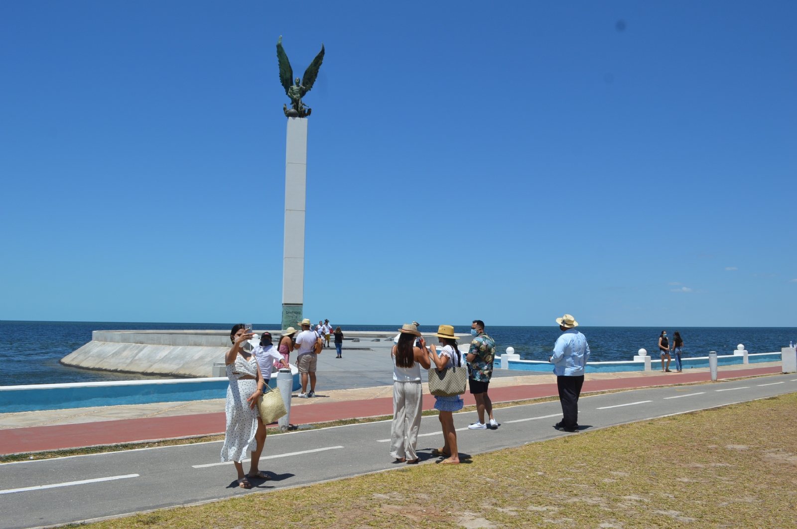 Los prestadores de servicios aseguran que los viajeros no se quedan sino que prefieren seguir a Progreso o Cancún