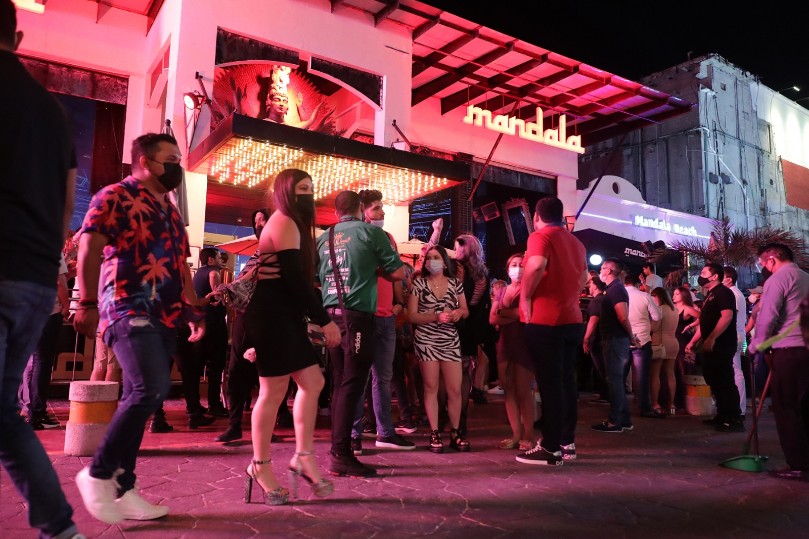 Turistas abarrotan Zona Hotelera de Cancún sin medidas sanitarias