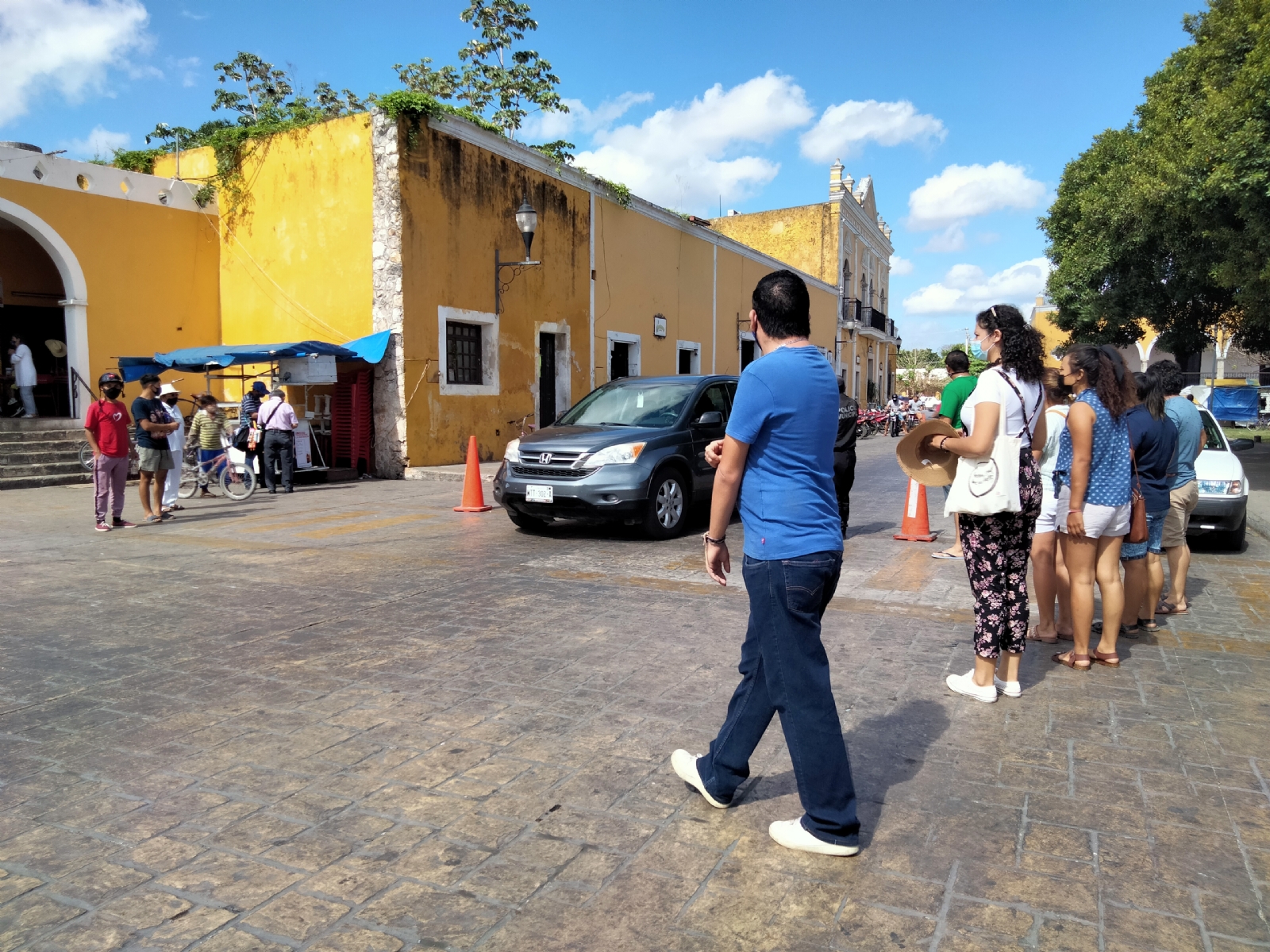 Personas de varias partes de la República y el interior del Estado pasean por las calles