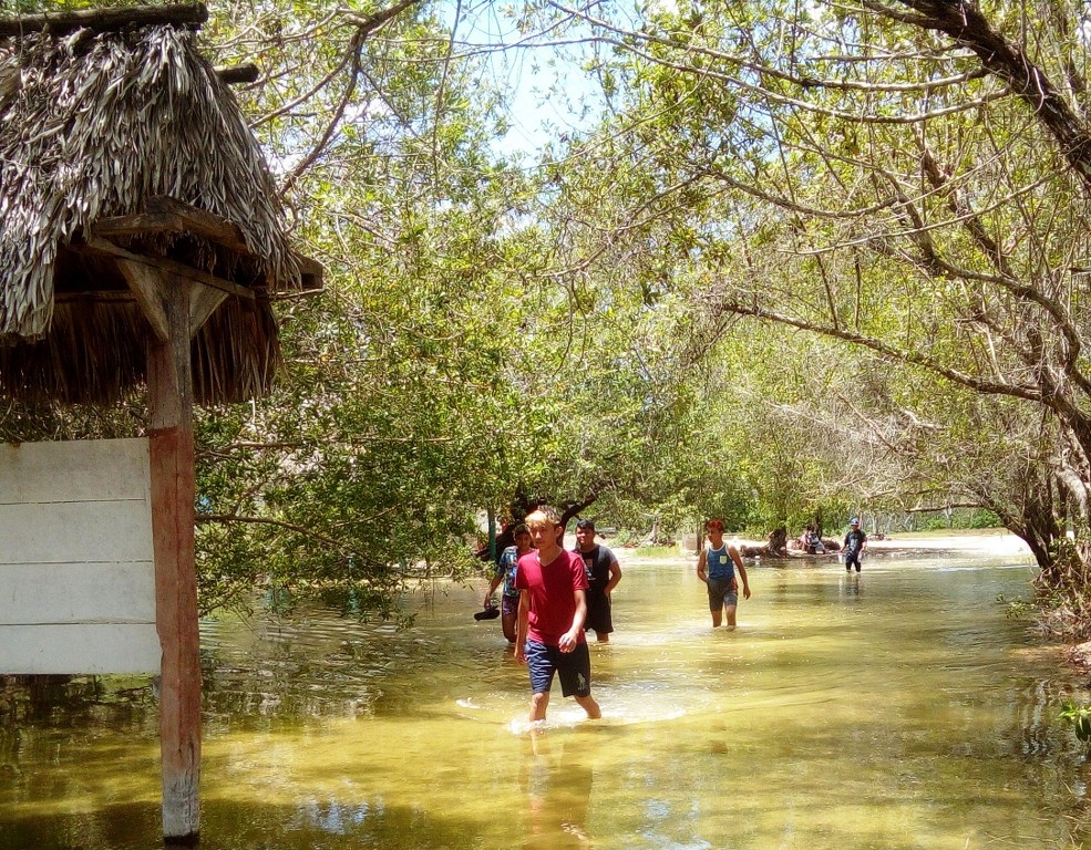 Bañistas ignoran prohibición de ingreso a la laguna de Chichankanab