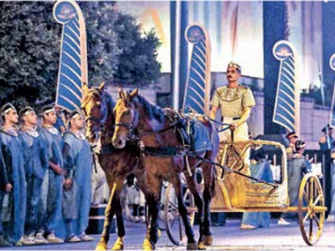 Con un desfile, trasladan momias a museo en Egipto