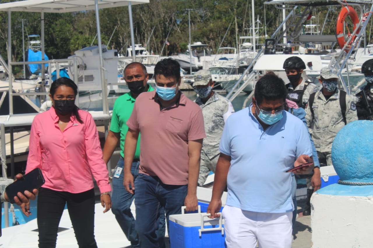 Las vacunas fueron trasladadas a la isla este domingo