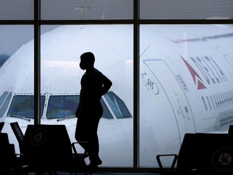 Delta Air Lines tuvo que cancelar alrededor de 100 vuelos por falta de trabajadores