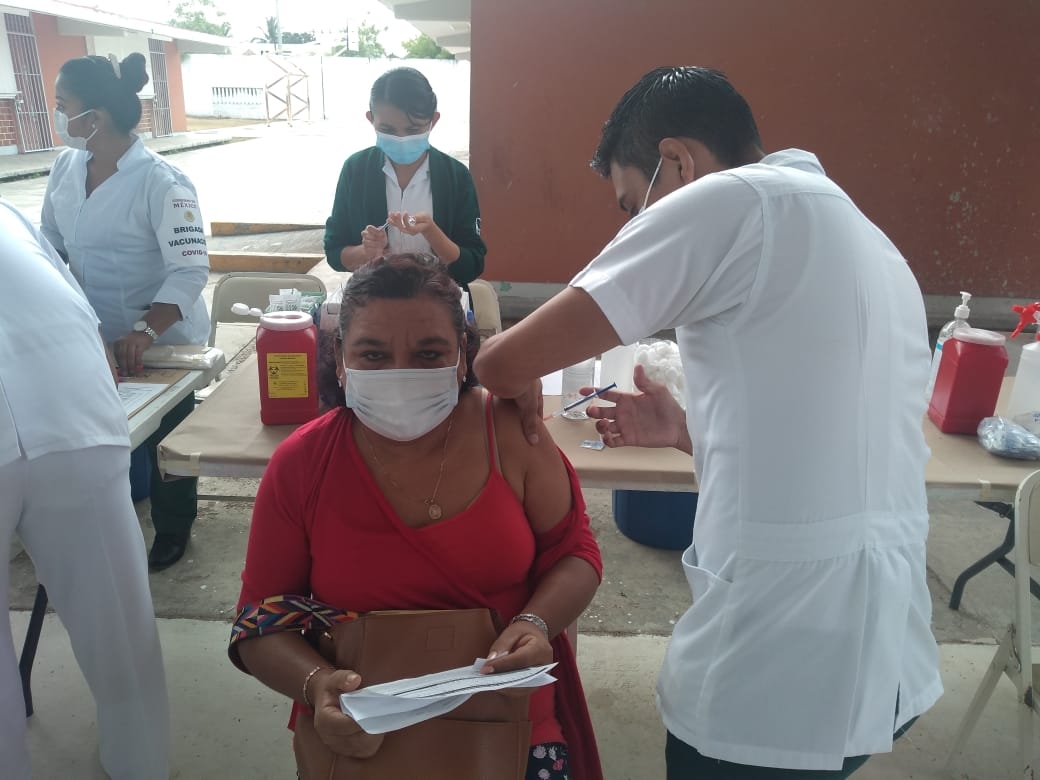La vacunación de adultos mayores comenzó este lunes
