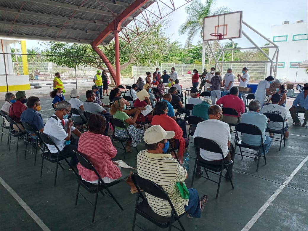 Los adultos mayores esperando ser vacunados en Payo Obispo Los adultos mayores esperando ser vacunados en Payo Obispo