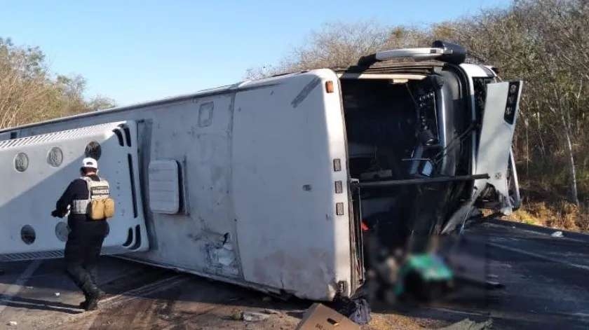 Cuatro muertos y más de 13 lesionados deja volcadura en Nayarit Cuatro muertos y más de 13 lesionados deja volcadura en Nayarit