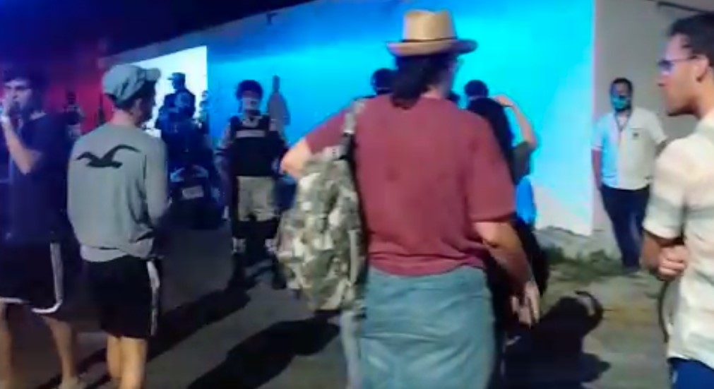 Las personas presentes no respetan la sana distancia