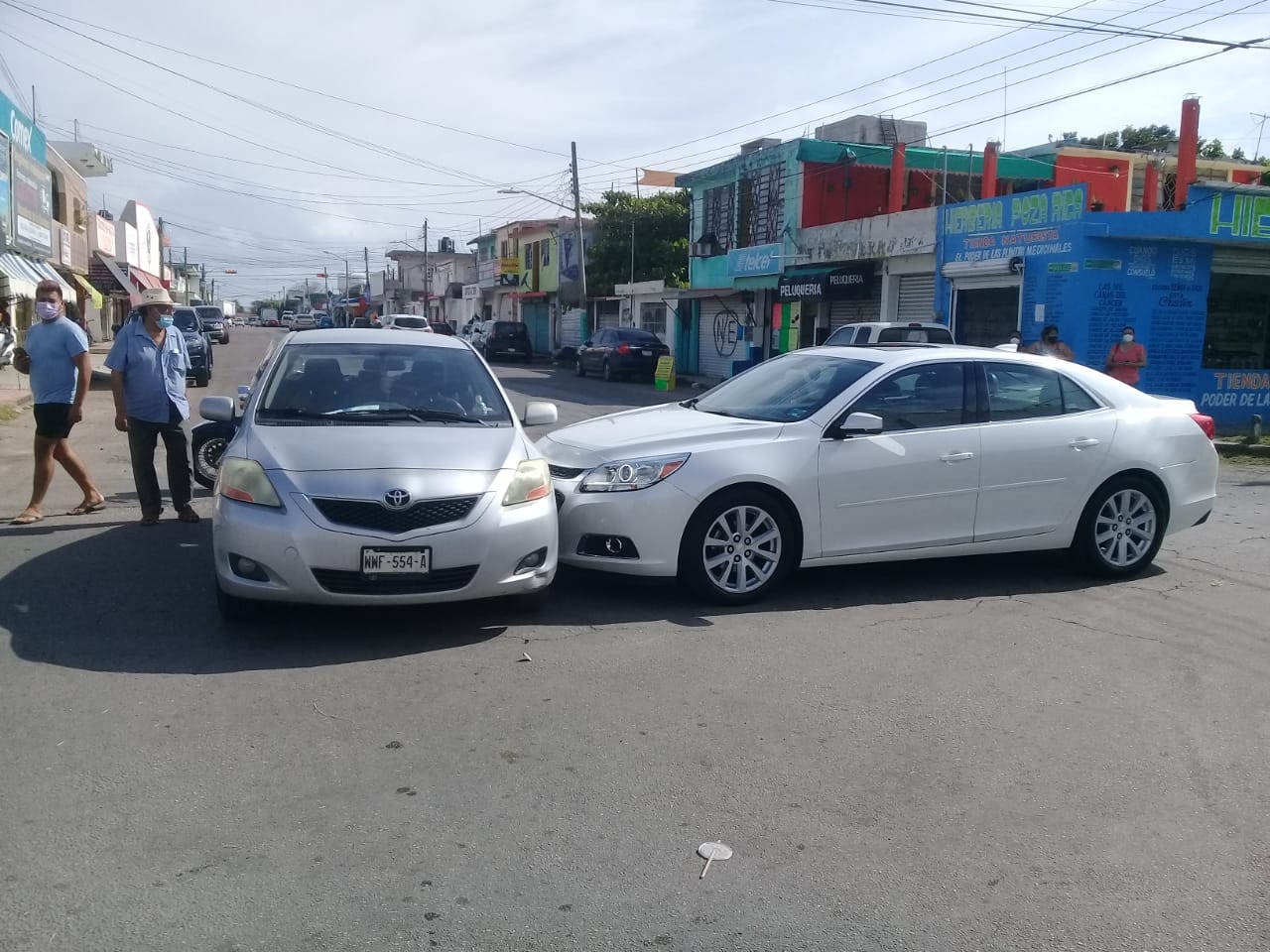 Fuerte choque entre dos automóviles en la colonia centro en Chetumal Fuerte choque entre dos automóviles en la colonia centro en Chetumal