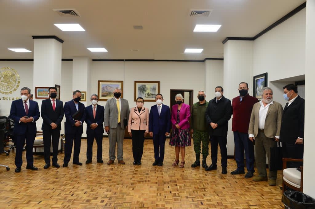 Estuvieron presentes Carlos Joaquín González, Lucio Hernández Gutiérrez y Oscar Montes de Oca Rosales Estuvieron presentes Carlos Joaquín González, Lucio Hernández Gutiérrez y Oscar Montes de Oca Rosales