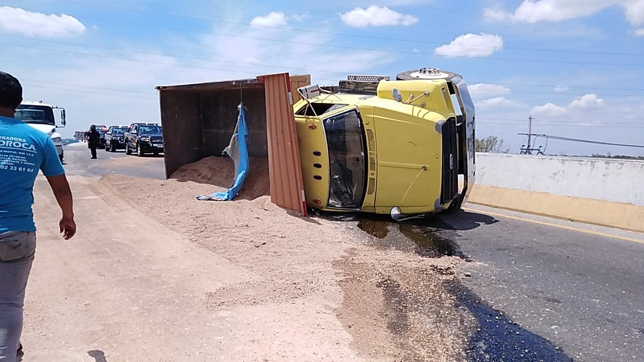 Un volquete se volcó en el puente de la carretera Mérida-Motul Un volquete se volcó en el puente de la carretera Mérida-Motul