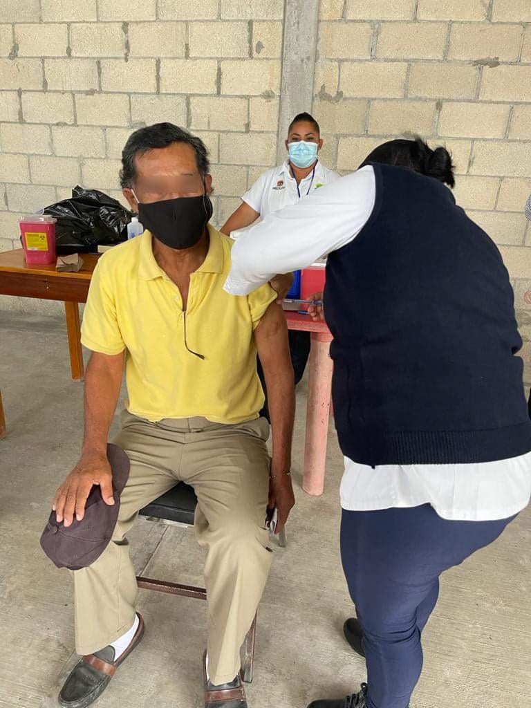 Adultos mayores de 60 años que se encuentran privados de su libertad reciben su vacuna contra el COVID-19