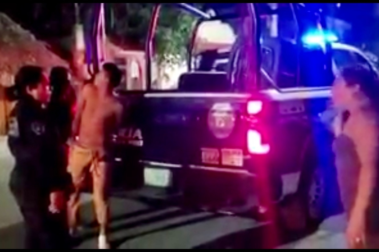 Exhiben a policías estatales de Quintana Roo sometiendo brutalmente a un sujeto en Tulum