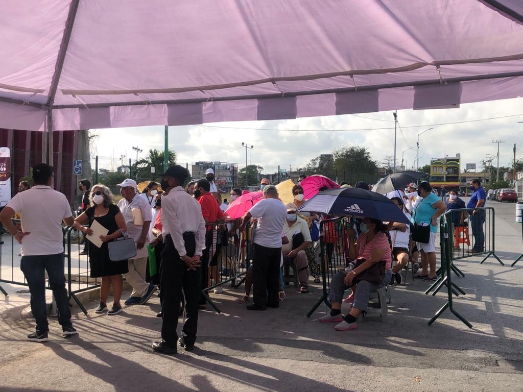 La fila de adultos mayores avanzó de manera fluida La fila de adultos mayores avanzó de manera fluida