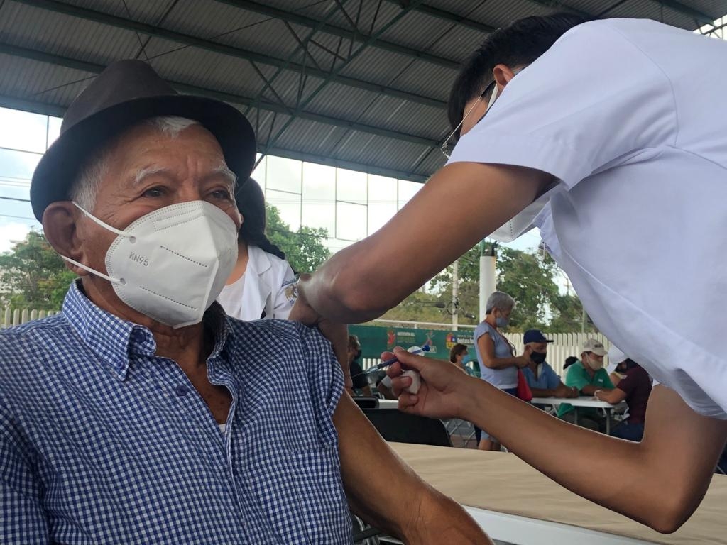 Jornada de Vacunación contra COVID-19 en el 'Jacinto Canek' de Cancún