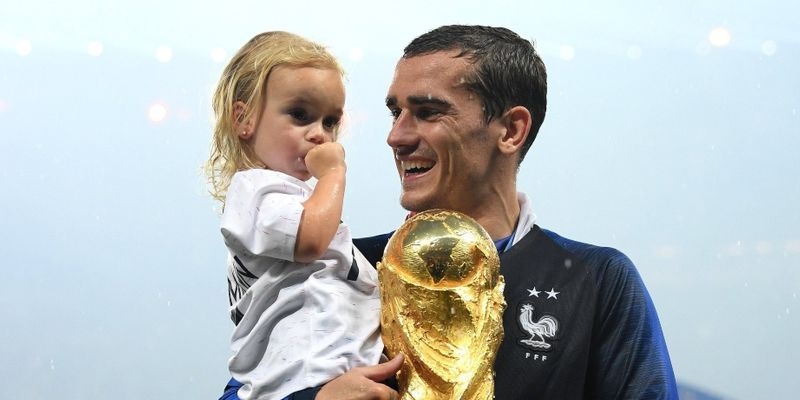 Griezmann se convierte en padre por tercera ocasión; todos sus hijos nacieron el mismo día Griezmann se convierte en padre por tercera ocasión; todos sus hijos nacieron el mismo día