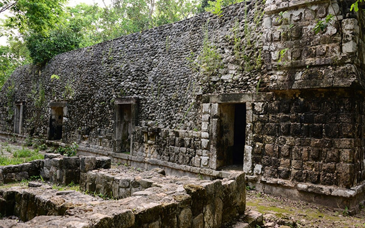 La palabra Kulubá significa “agua del perro salvaje kulú”, como tal es un complejo arquitectónico maya
