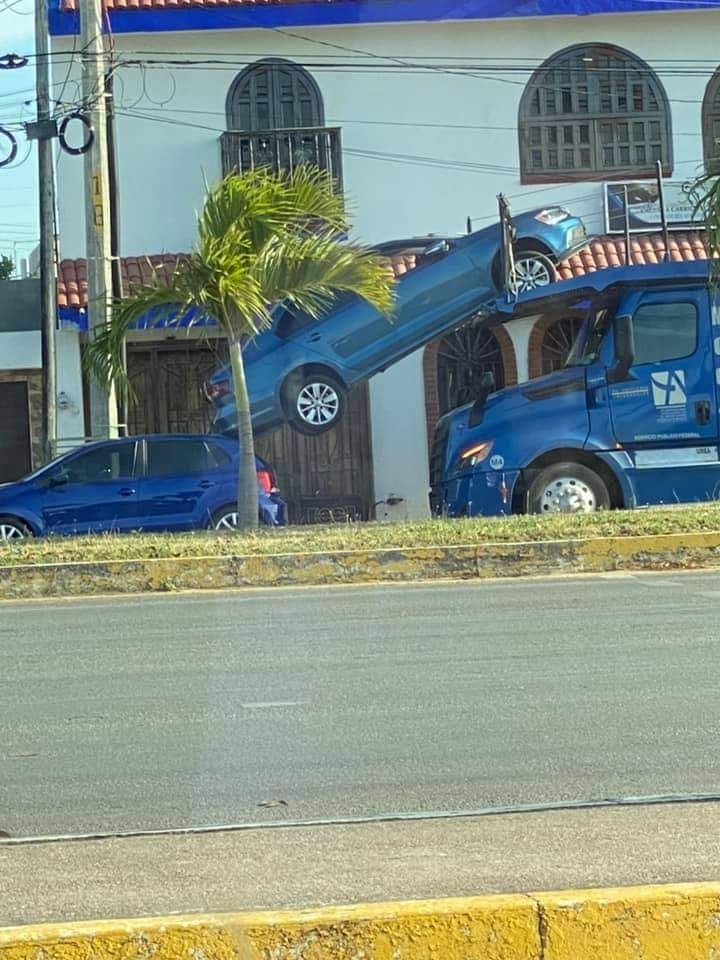 Un vehículo que era transportado en una "madrina" cayó sobre otro auto en Chetumal
