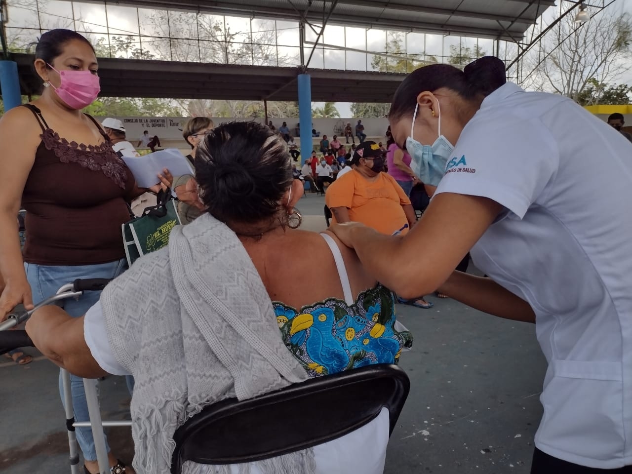 Adultos mayores acuden por segunda dosis contra el COVID-19 en Felipe Carrillo Puerto