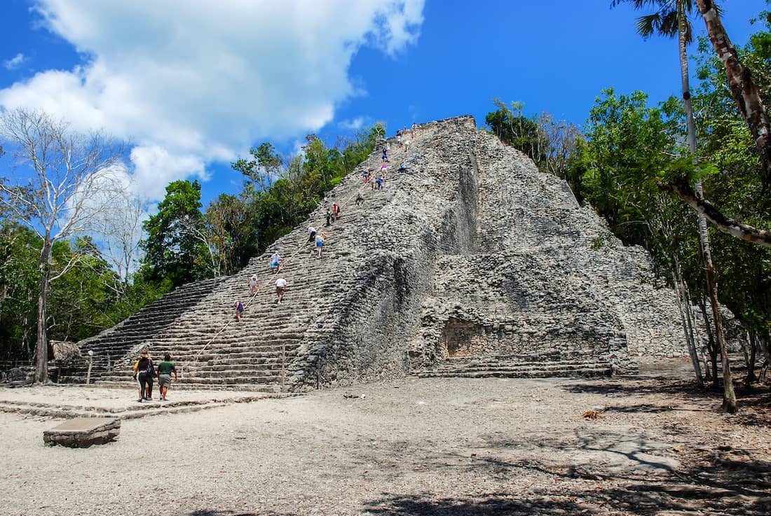 La zona arqueológica de Cobá y su pirámide principal. Foto INAH