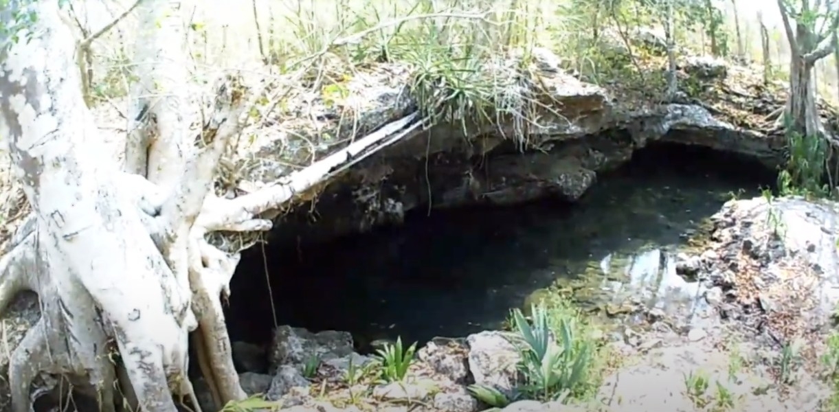 En época de lluvias el agua fluye a través de las rocas En época de lluvias el agua fluye a través de las rocas