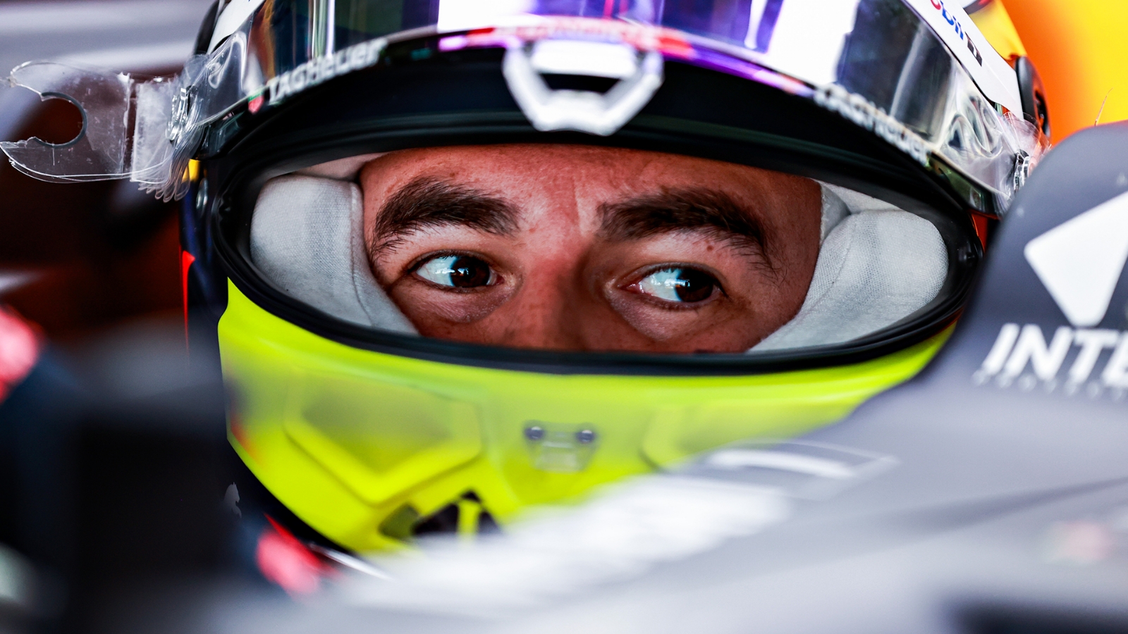 Checo Pérez, con su uniforme de piloto Checo Pérez, con su uniforme de piloto