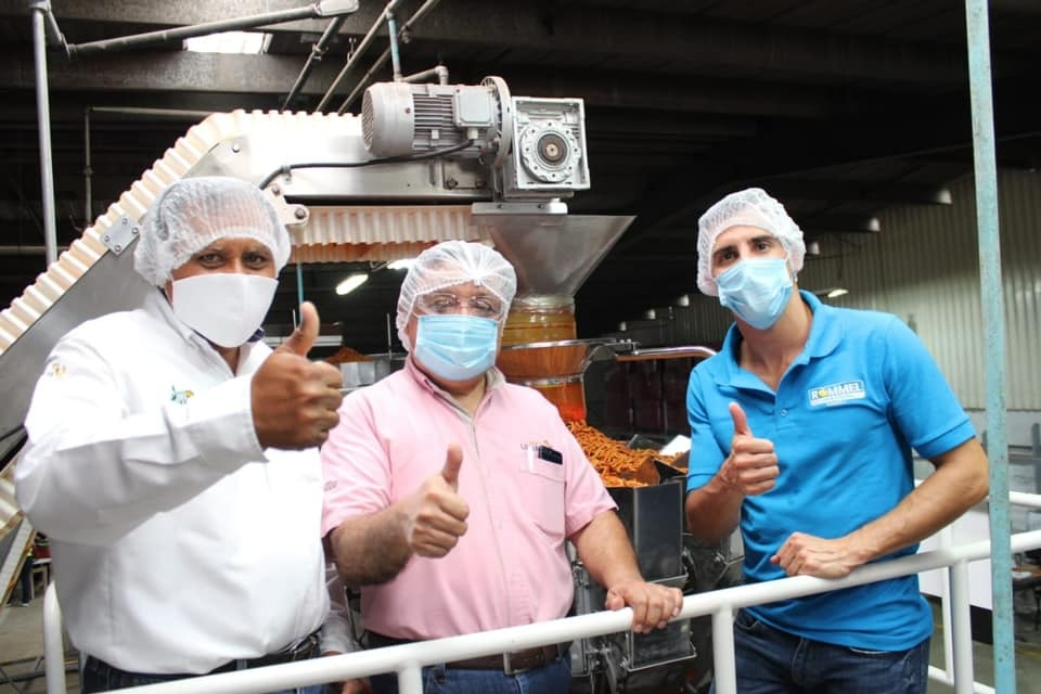 Rommel Pacheco en su visita a una fábrica de botanas, donde externó el apoyo a trabajadores para una mejor salud física y emocional