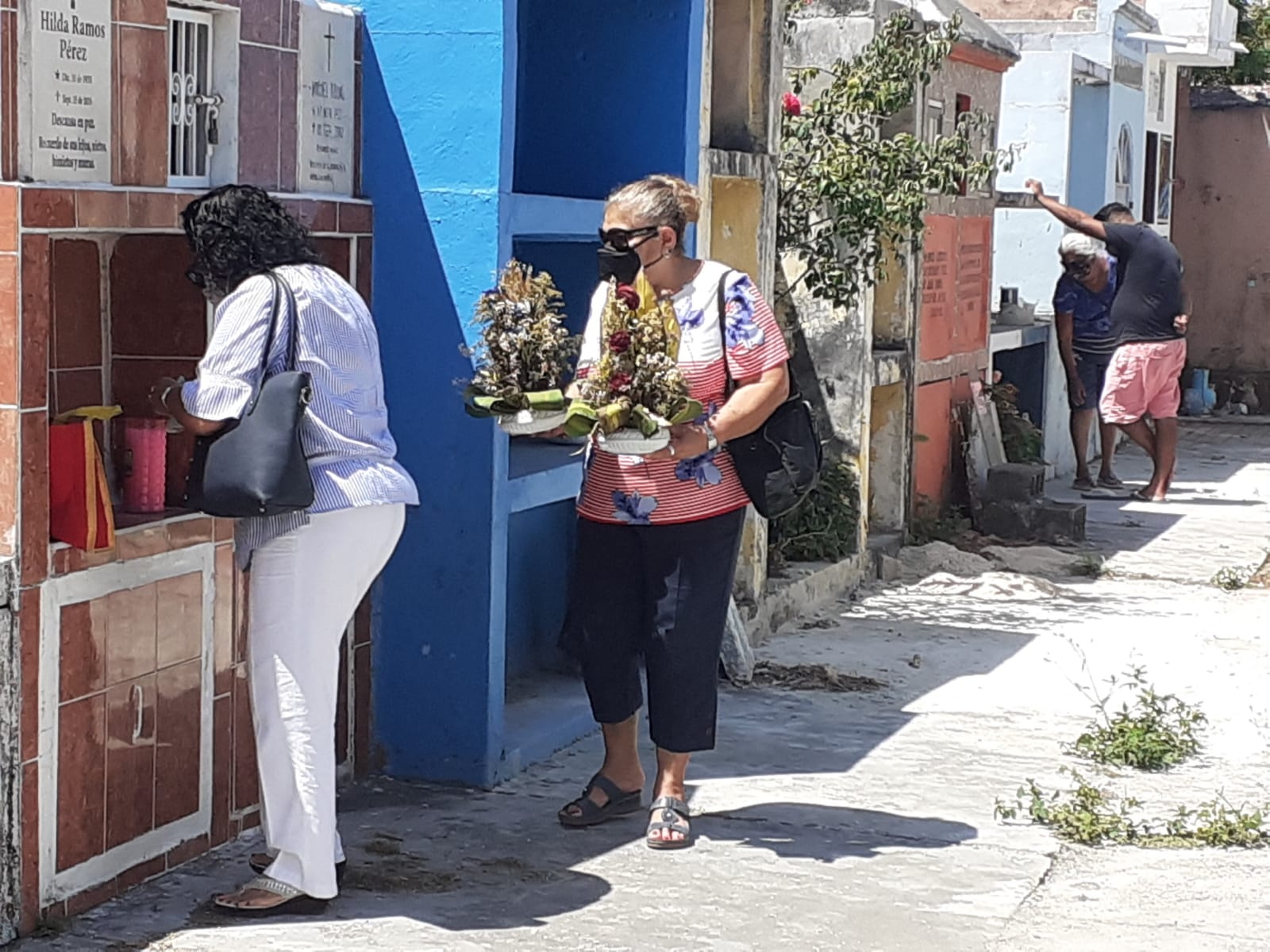 Los familiares llegaron con arreglos florales para las fallecidas