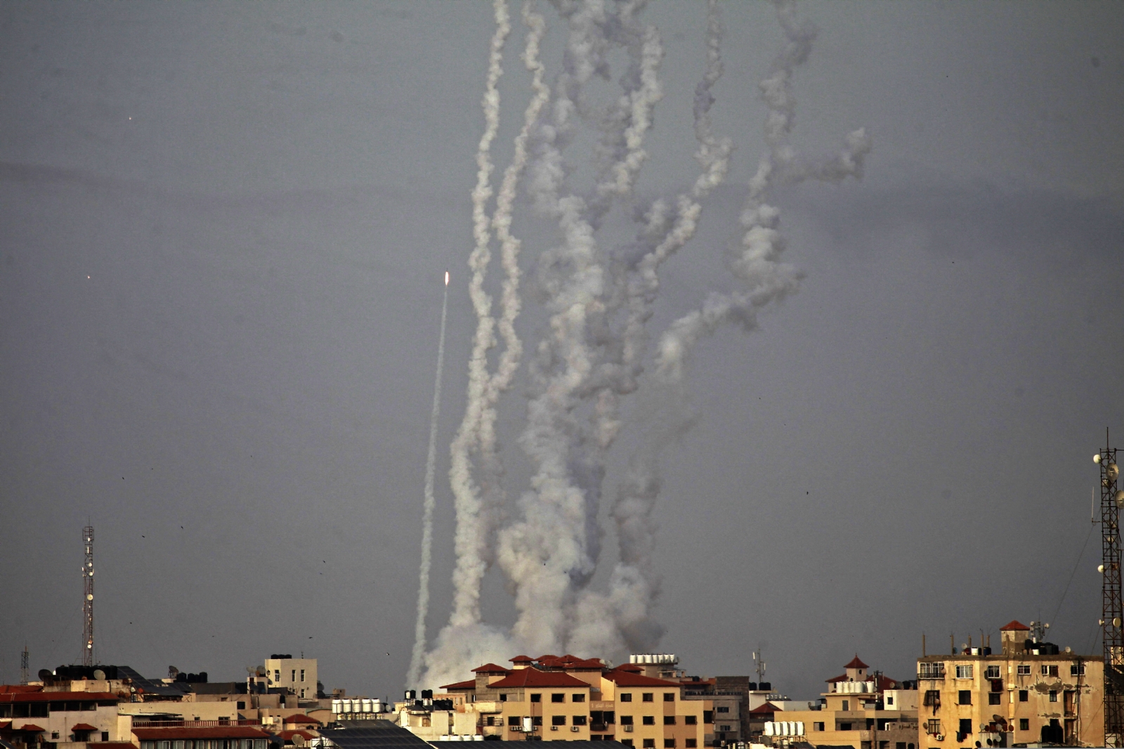Salvas de cohetes fueron disparadas el lunes desde la Franja de Gaza hacia Israel, al final de una nueva jornada de violencia en Jerusalén Este