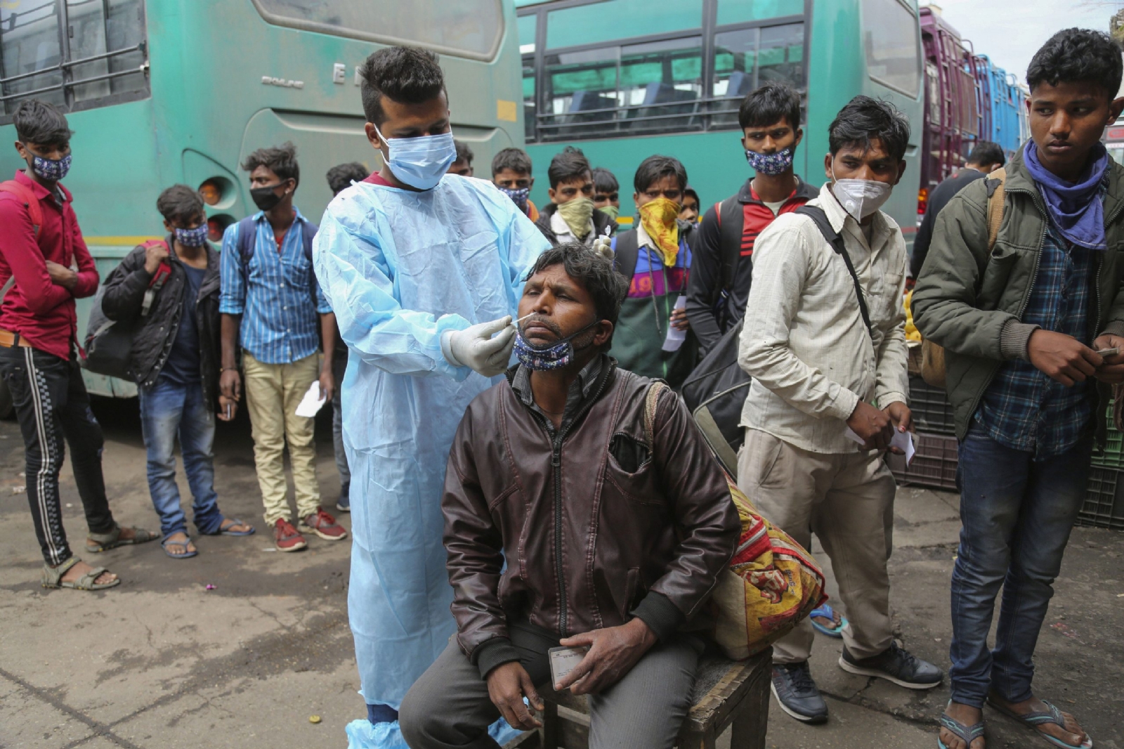 Los habitantes de India resienten un golpe más
