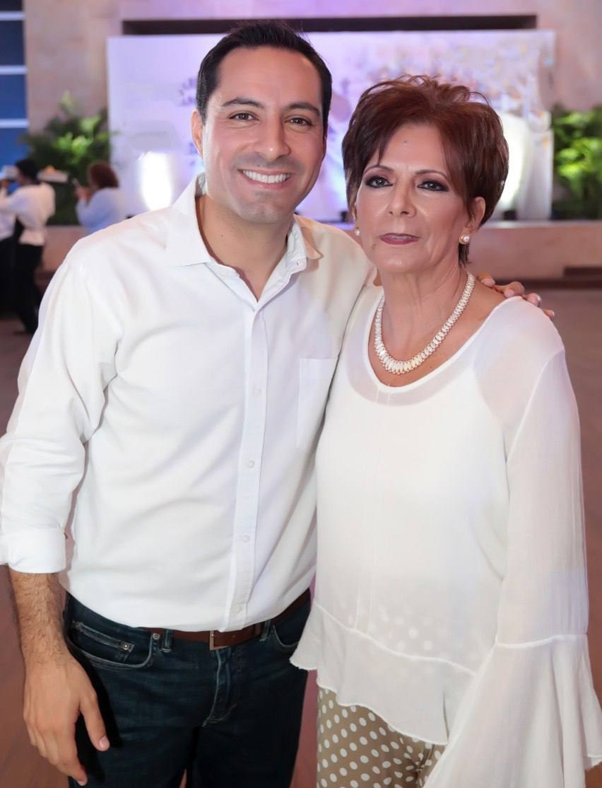 Mauricio Vila compartió una foto con doña Cristina Dosal, quien es ama de casa y empresaria