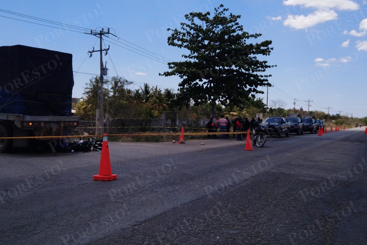 El motociclista había tomado el retorno y aparentemente trato de rebasar al tráiler El motociclista había tomado el retorno y aparentemente trato de rebasar al tráiler
