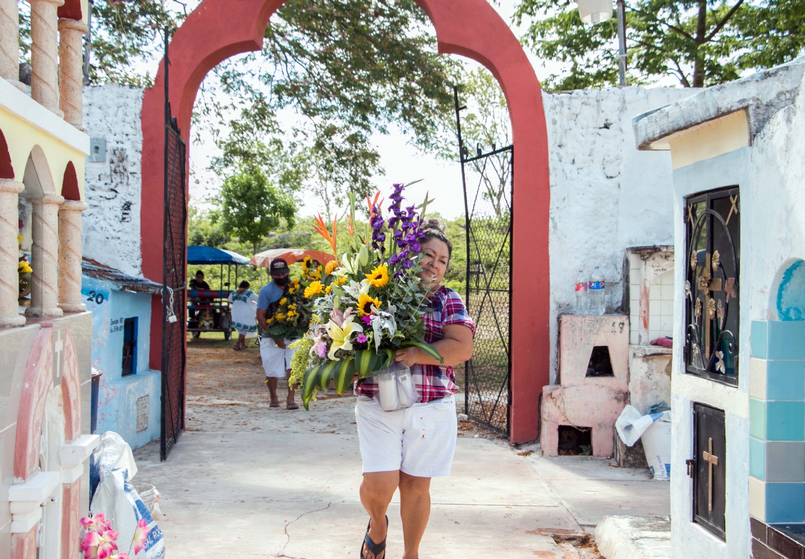 Las madres difuntas fueron recordadas por sus familiares con grandes ramos de flores