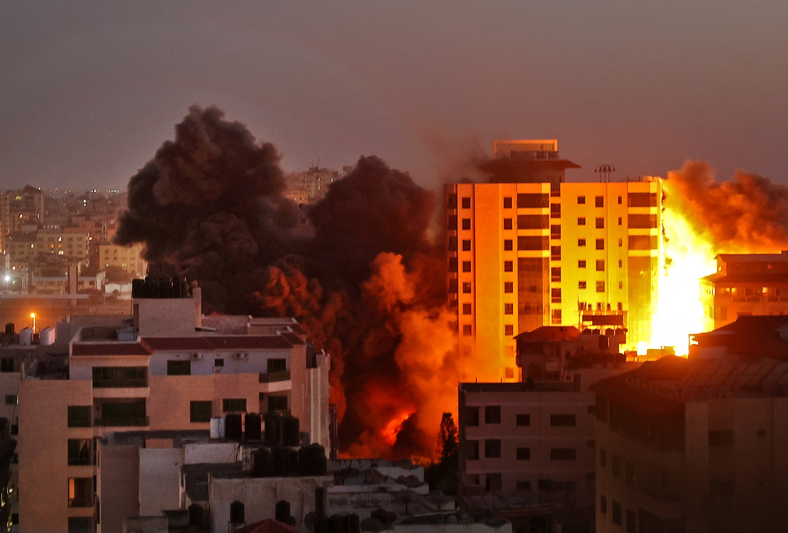 El emblemático edificio situado cerca de la costa, contaba con oficinas para varios altos mandos del movimiento Hamás.

