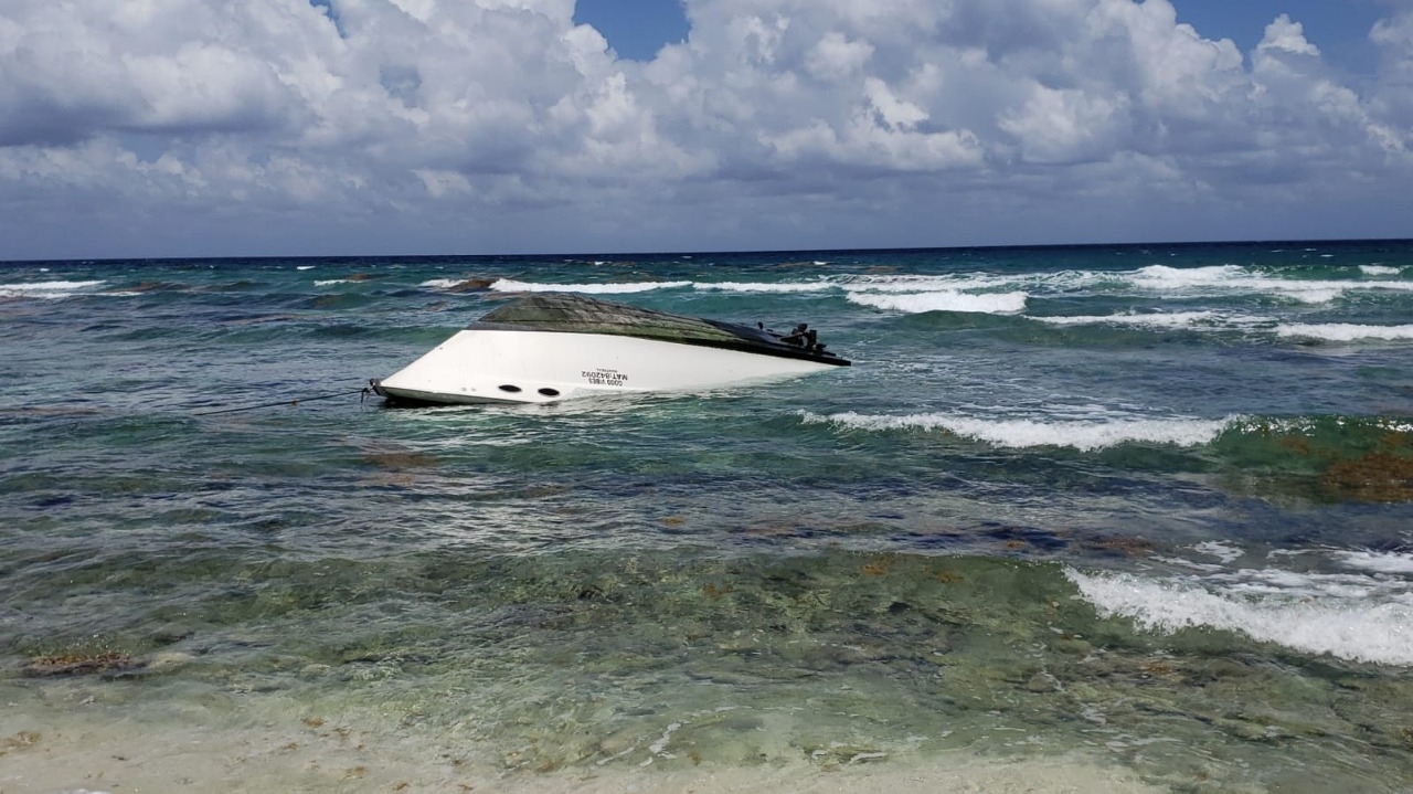 Embarcación hundida recala a la orilla de Punta Venado en Playa del Carmen